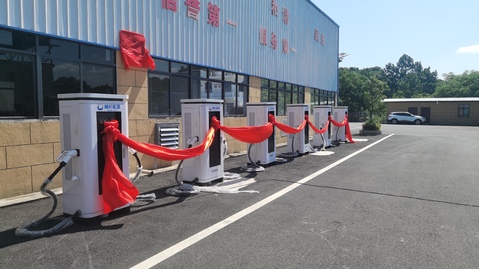 耒陽充電站左側(cè)視角.jpg
